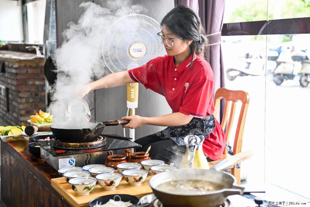 全网追的“扁担女孩”，找了一份暑假工，时薪12元 - 湘西生活资讯 - 湘西28生活网 xiangxi.28life.net